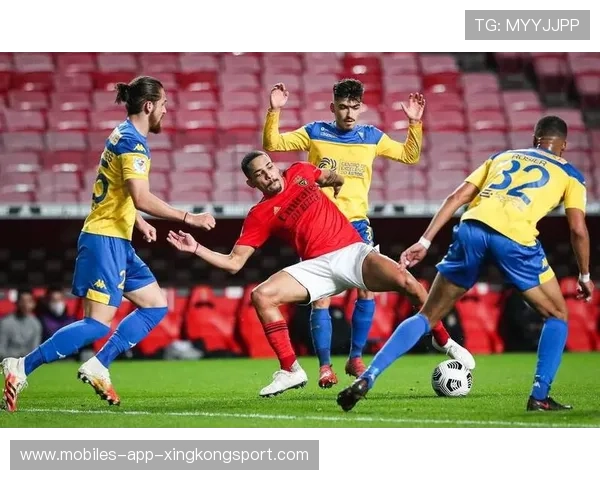 本菲卡多次利用插上压制对方，展示无与伦比的攻防艺术